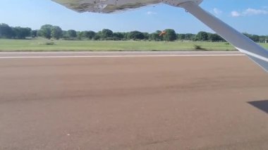 Botswana 'daki Okavango Deltası' nın üzerinden uçmak için havalan.