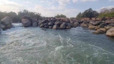 Zambiya 'daki Ngonye Şelalesi' ndeki bir dereden yanaş.