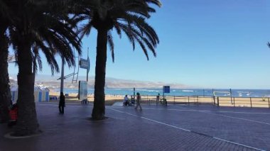 Las Palmas de Gran _ Canaria 'daki Paseo de las Canteras' ta yürüyen insanlar