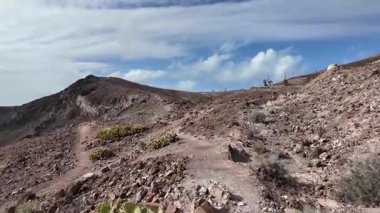 Las Palmas de Gran _ Canaria 'daki Mirador Cruz del Confital' e doğru yürüyorum.