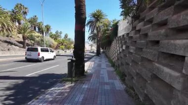 Las Palmas de Gran _ Canaria 'da bir yolun yanında yürümek