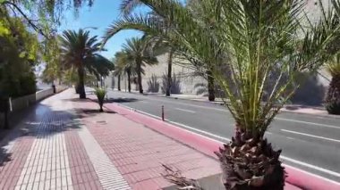 Vegueta 'daki renkli evlerin yanında yürüyen eski Las Palmas de Gran _ Canaria kasabası