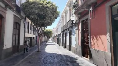Las Palmas de Gran _ Canaria 'nın eski bir kasabası olan Vegueta' da yürürken
