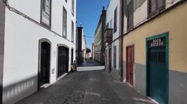 Las Palmas de Gran _ Canaria 'nın eski bir kasabası olan Vegueta' da yürürken