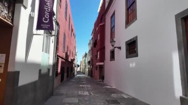 Las Palmas de Gran _ Canaria 'nın eski bir kasabası olan Vegueta' da yürürken