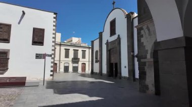 Las Palmas de Gran _ Canaria 'nın eski bir kasabası olan Vegueta' da yürürken