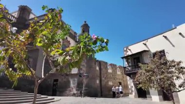Las Palmas de Gran _ Canaria 'nın eski bir kasabası olan Vegueta' da yürürken