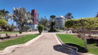 Santa Catalina Oteli 'nin, Royal Hideaway Oteli' nin ve Las Palmas de Gran _ Canaria 'da 5 yıldızlı lüks bir otelin bahçesinde yürüyoruz.