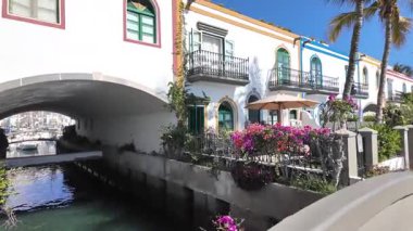 Eski Puerto de Mogan kasabasında yürürken Gran _ Canaria 'da pitoresk bir balıkçı köyü