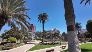 Santa Catalina Oteli 'nin, Royal Hideaway Oteli' nin ve Las Palmas de Gran _ Canaria 'da 5 yıldızlı lüks bir otelin bahçesinde yürüyoruz.