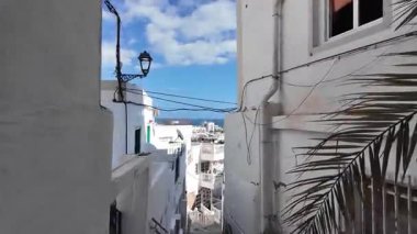 Puerto de Mogan 'daki Mirador de Puerto de Mogan' dan aşağı yürüyorum. Gran _ Canaria 'da pitoresk bir balıkçı köyü.