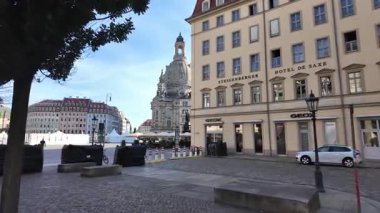 Almanya 'daki Frauenkirche Dresden' e doğru yürüyorum.