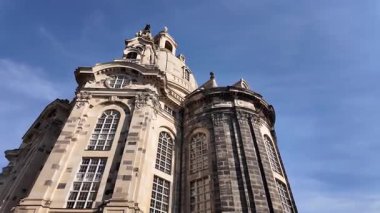 Almanya 'da Frauenkirche Dresden' de dolaşıyordu.