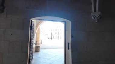 Stallhof Stall Avlusu 'na doğru yürüyoruz. Dresden Altstadt' ın kalbindeki Kraliyet Sarayı kompleksinin bir parçası..