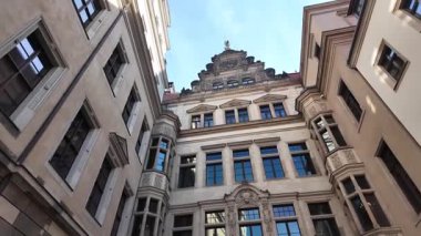 Almanya, Dresden 'de Georgentor' dan (George 's Gate) geçmek