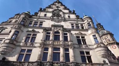 Almanya, Dresden 'de Georgentor' dan (George 's Gate) geçmek