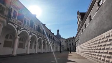 Dresden Altstadt 'ın kalbindeki Kraliyet Sarayı kompleksinin Stallhof Stall avlusuna doğru yürüyorum..
