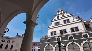 Dresden Altstadt 'ın kalbindeki Kraliyet Sarayı kompleksinin Stallhof Stall avlusunda yürüyorum..