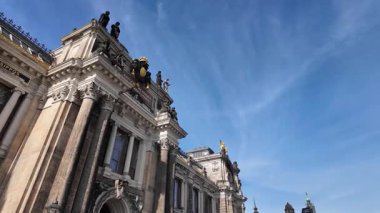 Almanya 'nın Dresden kentindeki Bruhlsche Terrasse' de yürüyüş