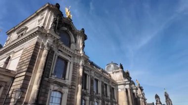 Almanya 'nın Dresden kentindeki Bruhlsche Terrasse' de yürüyüş