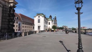 Almanya 'nın Dresden kentindeki Bruhlsche Terrasse' de yürüyüş