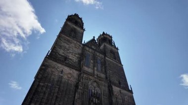 Magdeburg, Almanya 'daki Magdeburg Katedrali' nden (Azizler Katedrali Catherine ve Maurice) aşağı eğil.