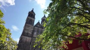 Magdeburg Katedrali 'ne (Azizler Katedrali Catherine ve Maurice Katedrali) doğru yürüyor.