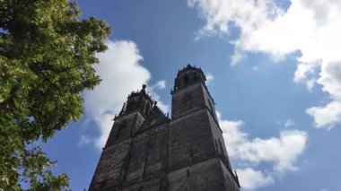 Magdeburg Katedrali 'ne (Azizler Katedrali Catherine ve Maurice Katedrali) doğru yürüyor.