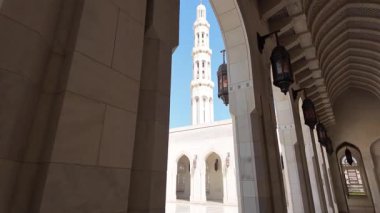 Muscat, Umman 'daki Sultan Qaboos Büyük Camii' nde yürüyorum.