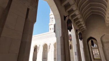 Muscat, Umman 'daki Sultan Qaboos Büyük Camii' nde yürüyorum.