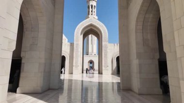 Muscat, Umman 'daki Sultan Qaboos Büyük Camii' nde yürüyorum.