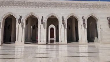 Muscat, Umman 'daki Sultan Qaboos Büyük Camii' nde yürüyorum.