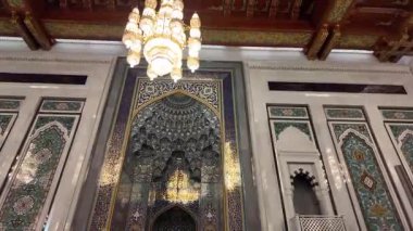 Umman, Muscat 'taki Sultan Qaboos Büyük Camii' nin içinde yürüyorum.