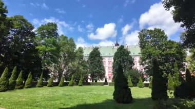 Poznan, Polonya 'daki St. Stanislaus Kilisesi (Fara Kilisesi) etrafındaki parkta yürüyüş