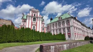 Poznan, Polonya 'daki St. Stanislaus Kilisesi' ne (Fara Kilisesi) doğru yürüyorum.