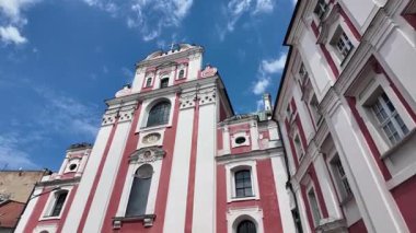 Poznan, Polonya 'daki St. Stanislaus Kilisesi' ne (Fara Kilisesi) doğru yürüyorum.