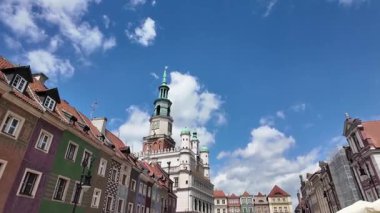 Polonya 'daki Poznan Belediyesi' ne (Ratusz) doğru yürüyorum.