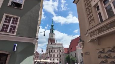 Polonya 'daki Poznan Belediyesi' ne (Ratusz) doğru yürüyorum.