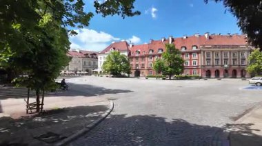 Polonya, Varşova 'daki Yeni Kasaba Pazar Meydanı' na doğru yürüyorum.