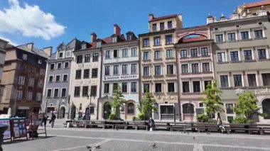 Pan, Polonya, Varşova 'daki Eski Kasaba Pazar Meydanı' ndan.