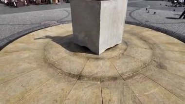 Polonya 'nın Varşova kentindeki Old Town Pazar Meydanı' ndaki Deniz Kızı heykelinden yukarı doğru eğil.