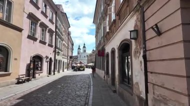 Varşova, Polonya 'daki eski kasabanın sokaklarında yürüyorum.