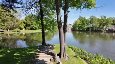 Polonya, Varşova 'daki Azienki Parkı' nda yürüyorum.