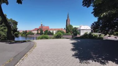 Polonya 'daki Wroclaw Katedrali' ne doğru yürüyorum.