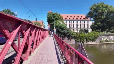 Polonya 'daki Odra Nehri üzerindeki köprüde yürüyorum.