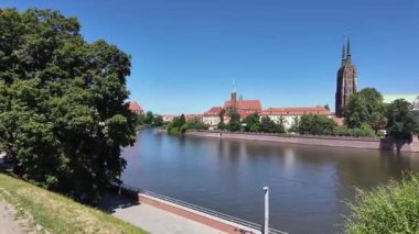 Polonya 'daki Wroclaw Katedrali' nin etrafında dolaşıyorum.