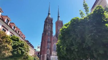 Polonya 'daki Wrocaw Katedrali' ne doğru yürüyorum.