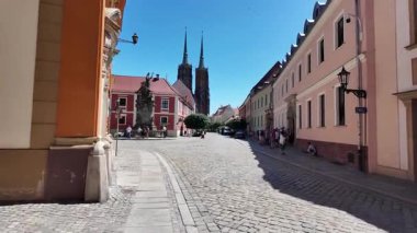 Polonya 'daki Wrocaw Katedrali' ne doğru yürüyorum.