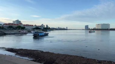 Kamboçya 'nın Phnom Penh kentindeki Mekong Nehri' ndeki Feribotlardan zaman aşımı.