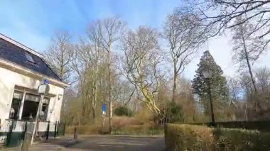 Güneşli bir sonbahar gününde Dronrijp Friesland 'da bisiklet sürmek